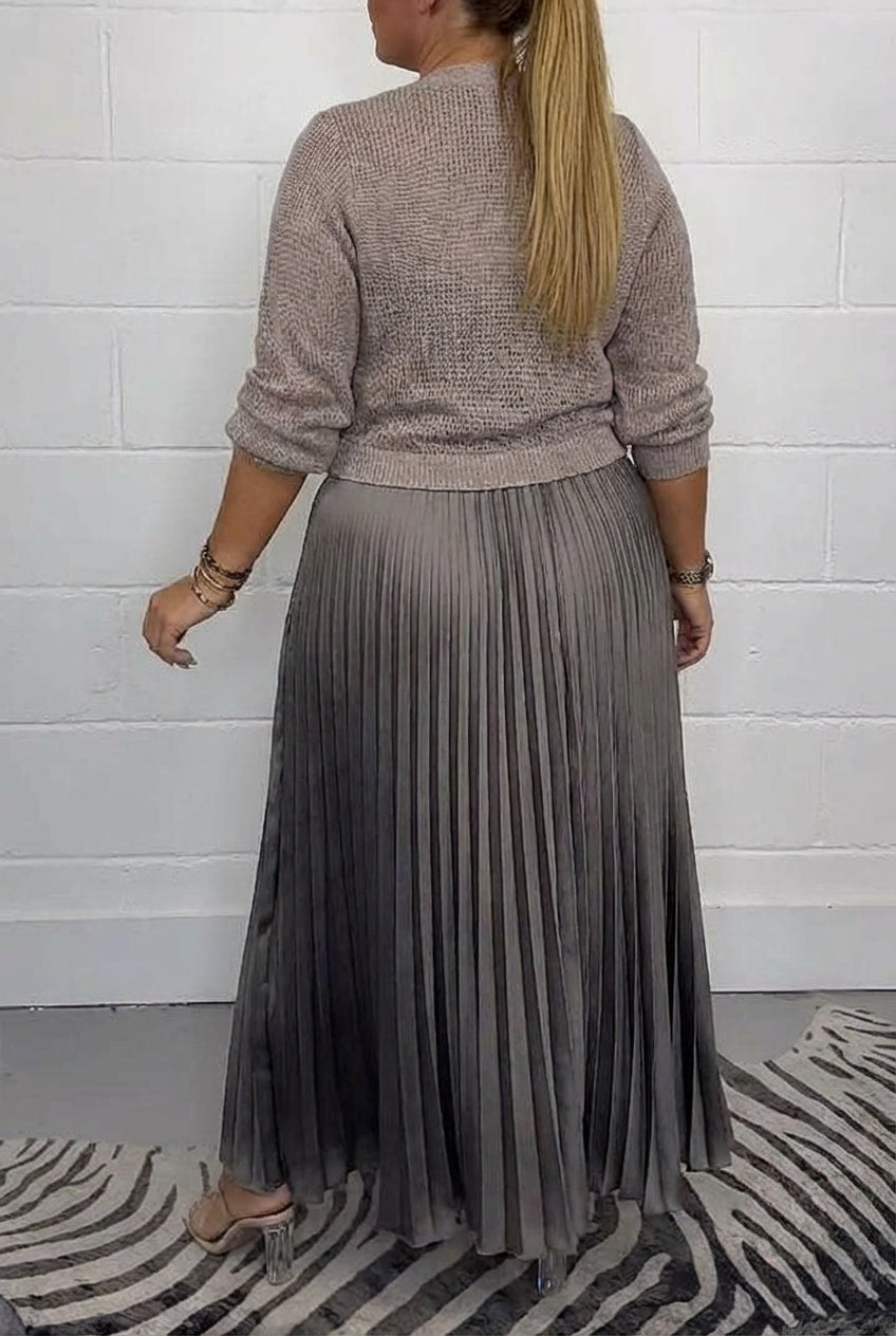 Claudia | Maxi dress with sweater and pleated skirt