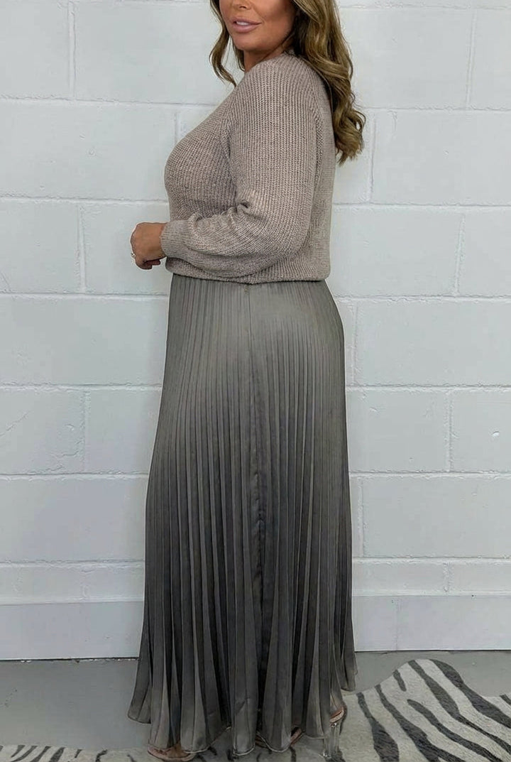 Claudia | Maxi dress with sweater and pleated skirt